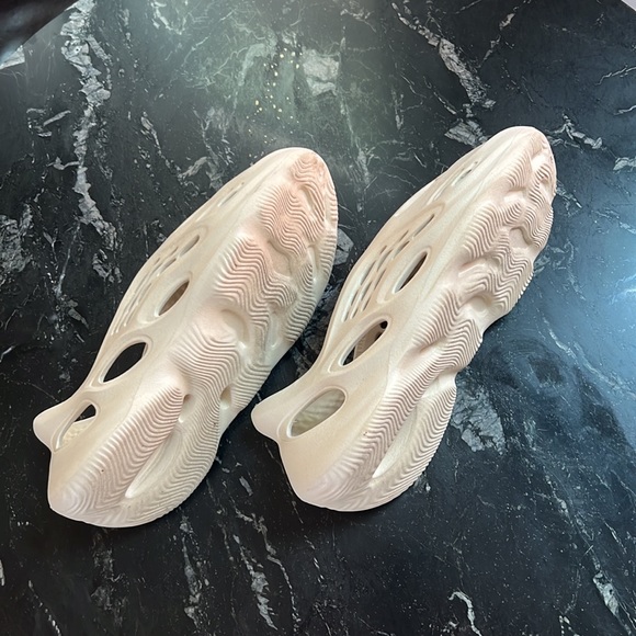 YEEZY FOAM RNNR in Sand - Picture 4 of 4